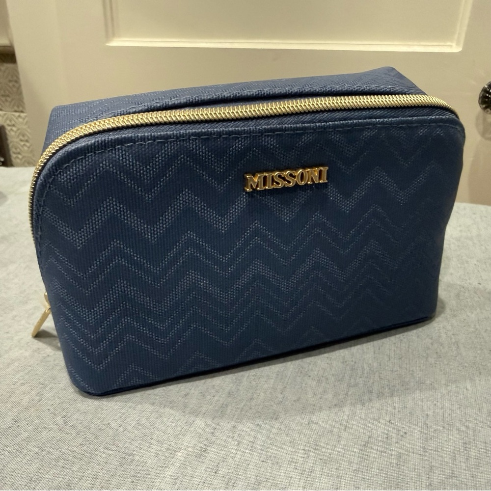 New UNOPENED. NEW STYLE Clamshell Missoni Travel Kit for Delta
 1 left - in Blue
